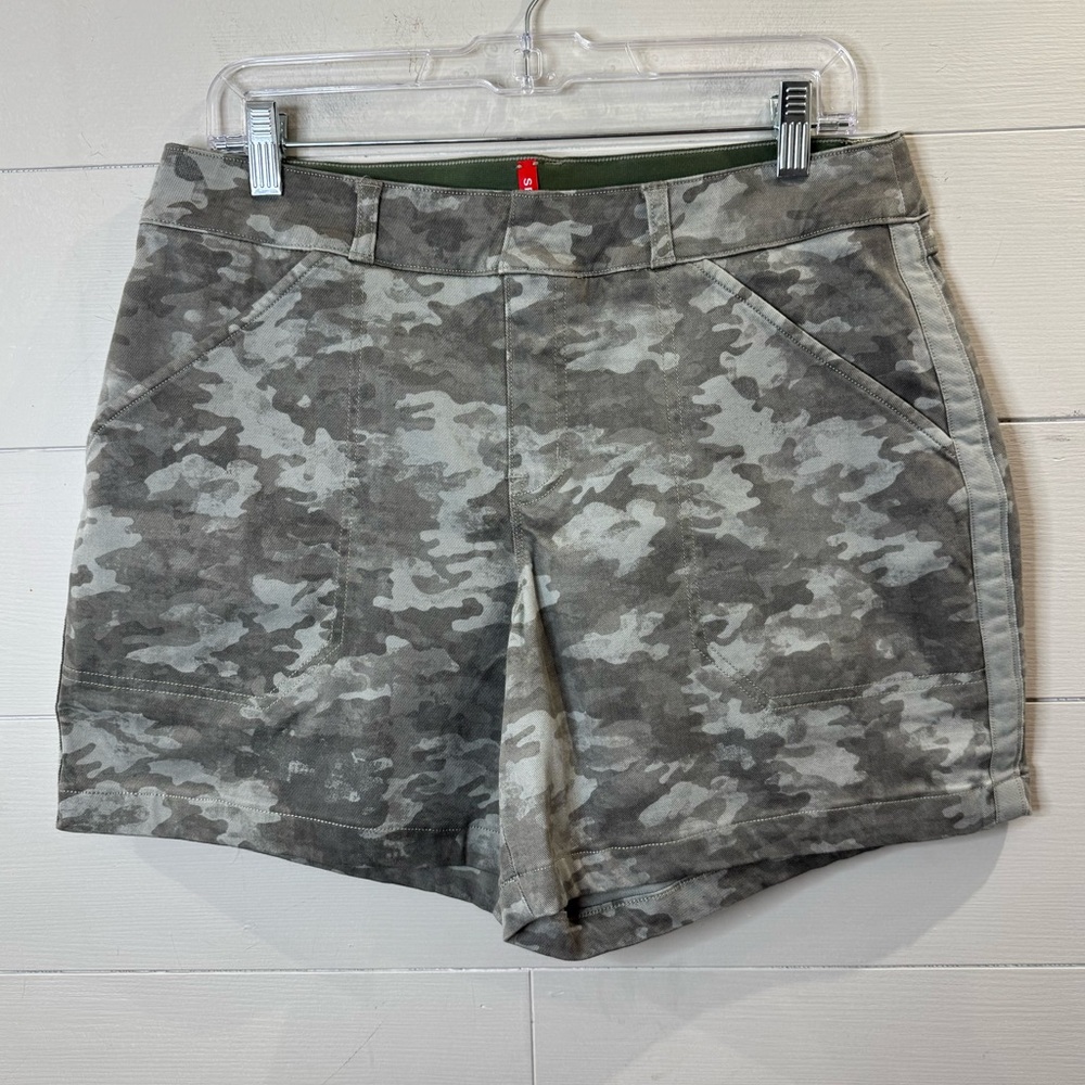 Spanx | Women's 6" Stretch Twill Shorts In The Stonewash Camo Print Size Large